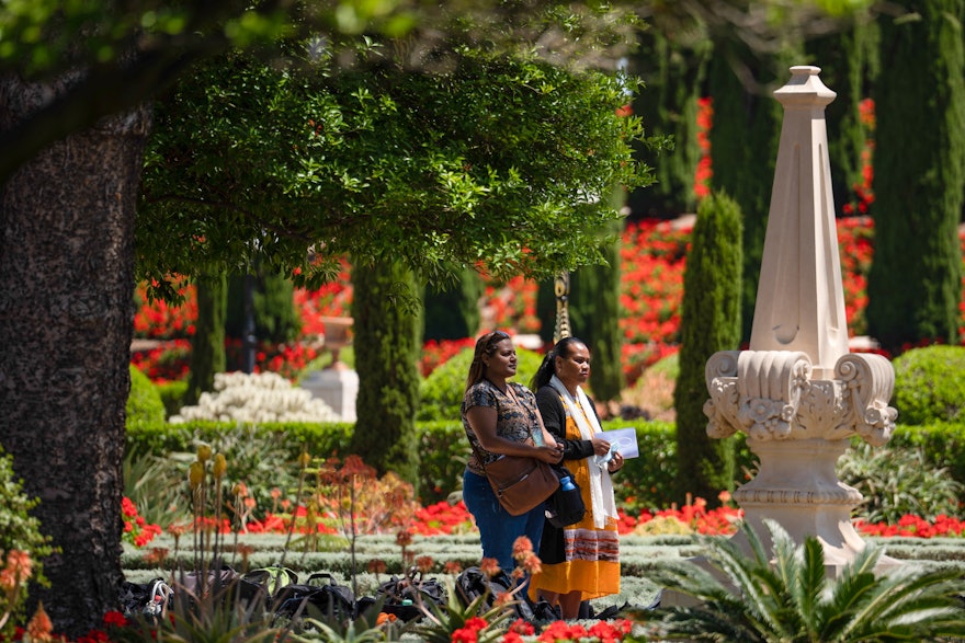 Les participants se recueillent pendant leur visite du tombeau de Bahá’u’lláh.