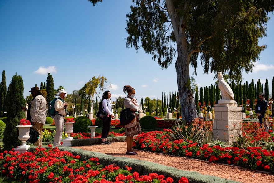 Délégués se préparant spirituellement à la Convention internationale en priant à l’extérieur du tombeau de Bahá’u’lláh.