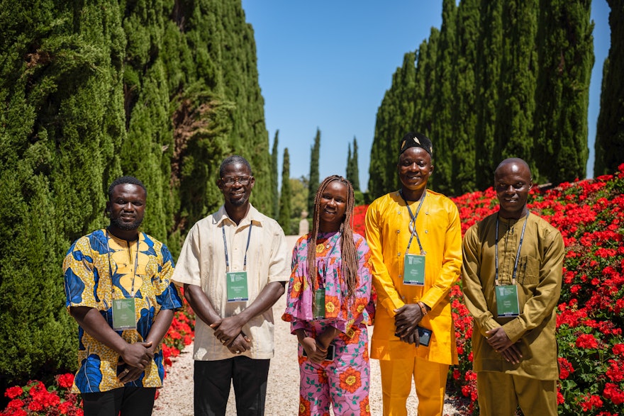 Délégués du Libéria dans les jardins entourant le tombeau de Bahá’u’lláh.