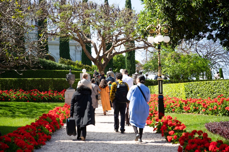 Délégués dans les jardins entourant le tombeau du Báb.