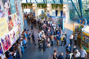 Около 1400 делегатов и Советников, представляющих самые разные слои человечества, собираются в Хайфе на 13 Международный съезд, чтобы избрать Всемирный Дом Справедливости.