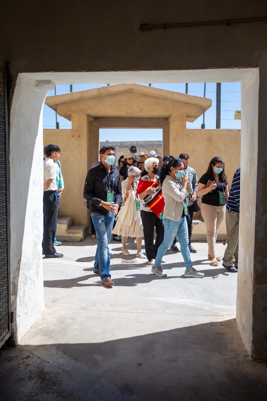 Vu de l’entrée de la citadelle, un groupe commence sa visite de la cellule.