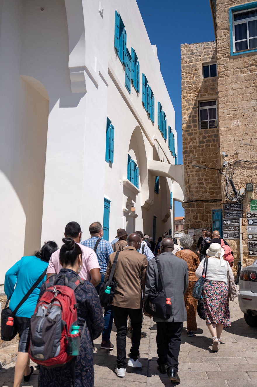 Délégués de plusieurs pays s’approchant de la maison de ‘Abbúd (à gauche).