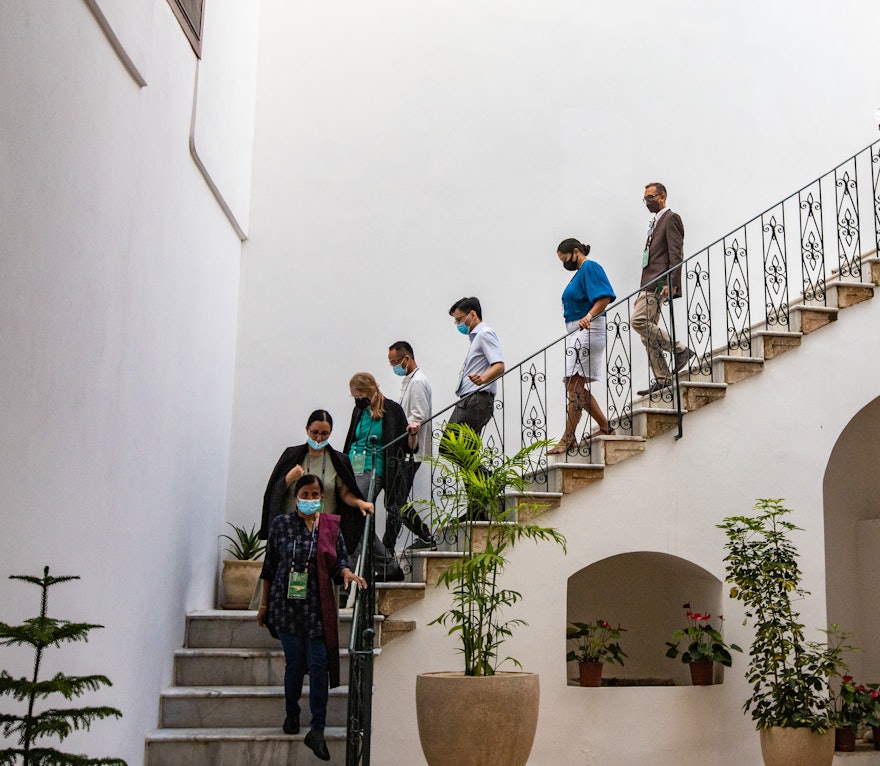 Делегаты спускаются по лестнице в доме Аббуда после посещения.