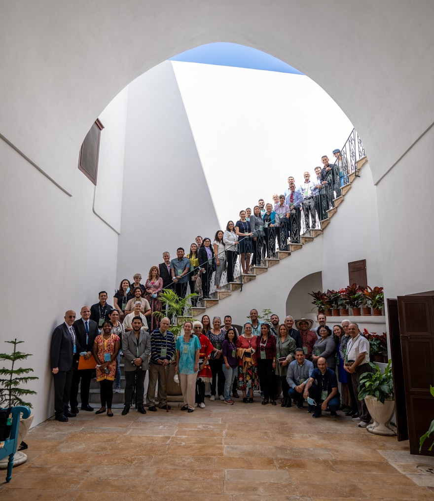 Un groupe international de participants à la Convention, ainsi que des bénévoles servant au Centre mondial bahá’í, à la maison de ‘Abbúd.