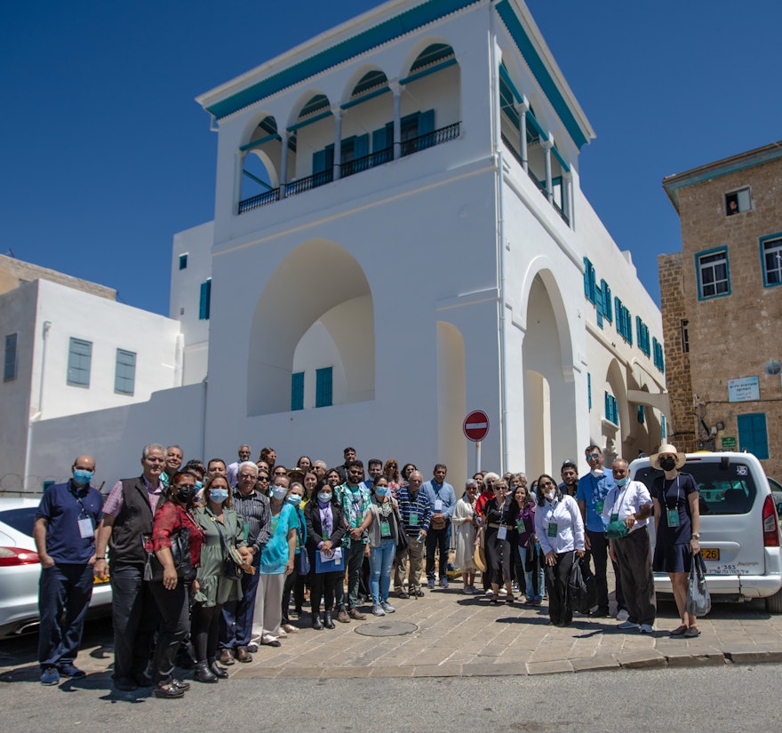 Un groupe international de participants à la Convention devant la Maison de ‘Abbúd, qui a récemment fait l’objet d’une importante restauration.
