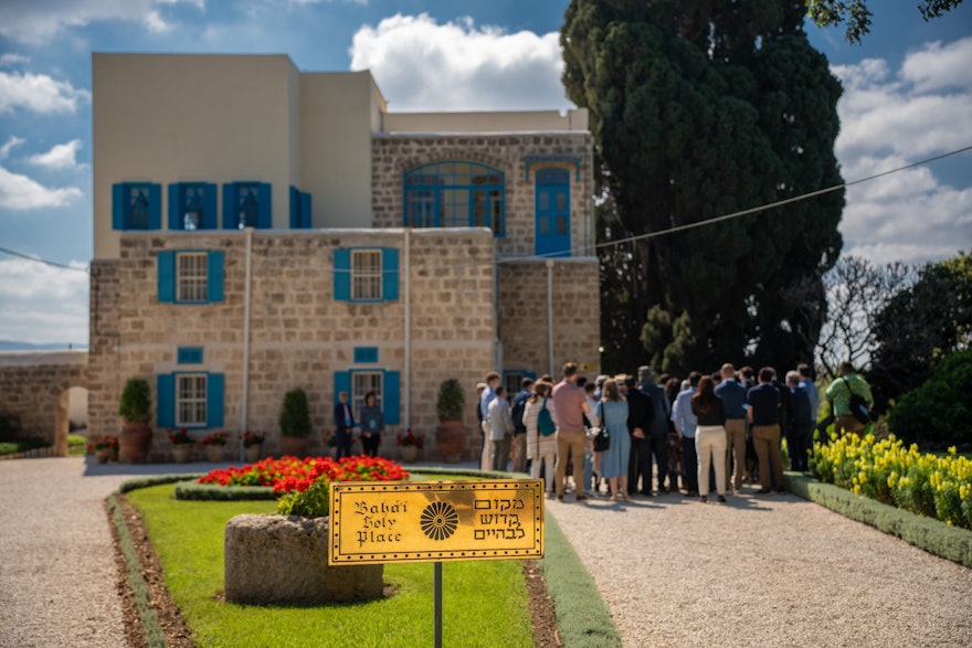 Delegates arrive at the Mansion of Mazra‘ih.