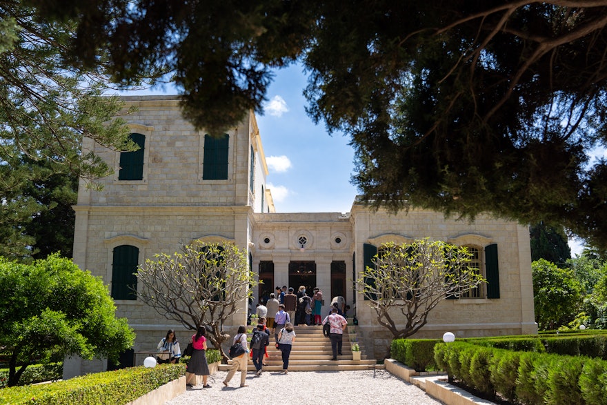 Délégués sur les marches de la maison de ‘Abdu’l-Bahá à Haïfa.