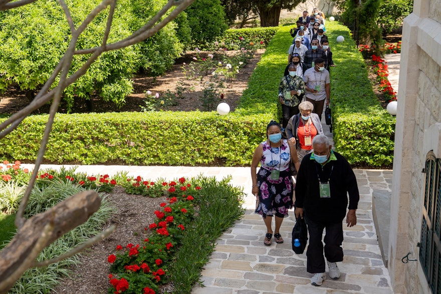 Délégués se promenant dans les jardins de la maison de ‘Abdu’l-Bahá.