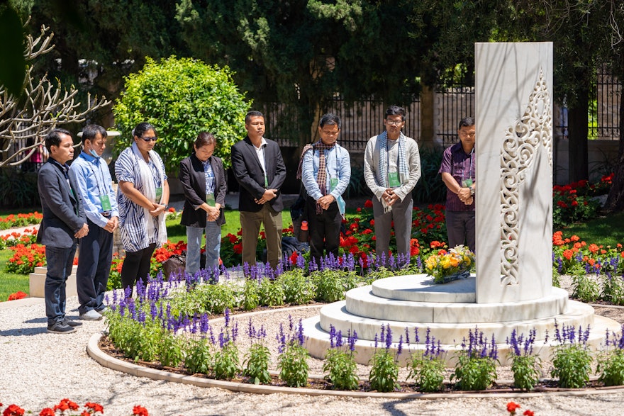 Des délégués du Cambodge récitent des prières sur la tombe d’Amatu’l-Bahá Rúhíyyih Khánum.