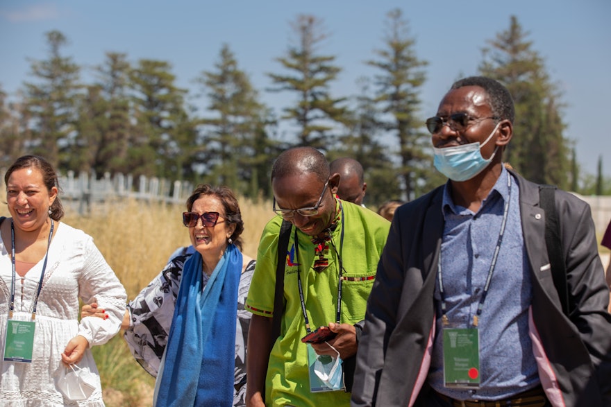 Des délégués lors de leur visite sur le chantier de construction du mausolée de ‘Abdu’l-Bahá.