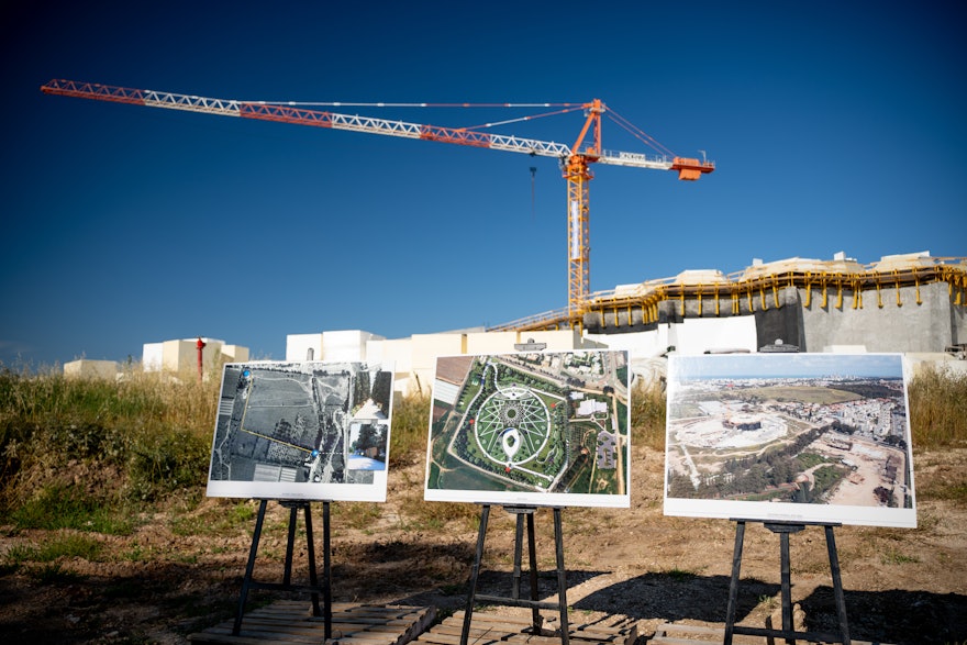 Des photos montrant l’avancement de la construction et une représentation du mausolée étaient exposées lors des visites.