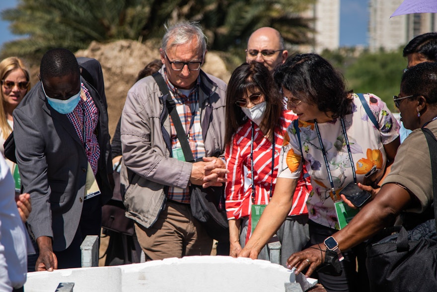 Representatives view a three-dimensional model of the Shrine’s trellis.