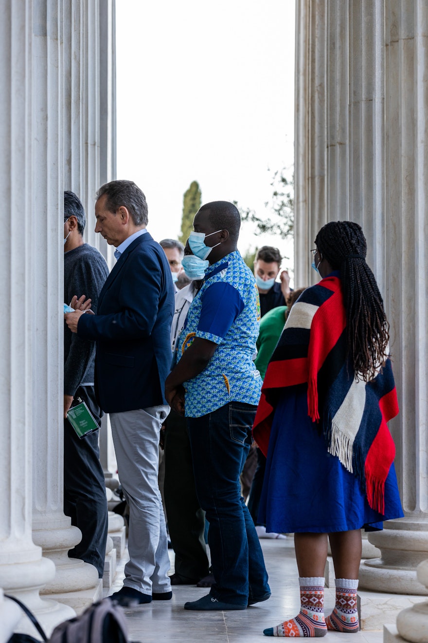 Des délégués pénètrent avec respect dans le bâtiment des Archives internationales.