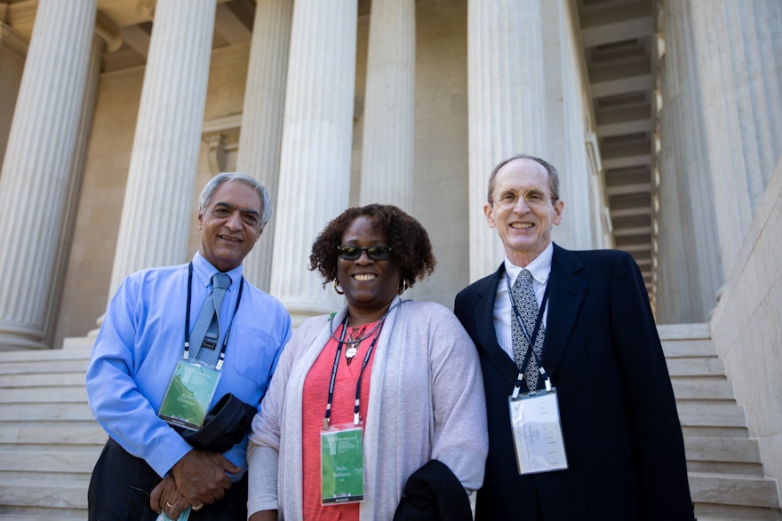 Делегаты из Гаити на ступенях здания Международного архива.