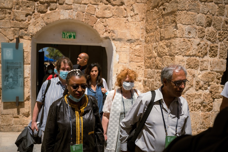 نمایندگان در راه رفتن به سلول زندان از ورودی قلعهٔ عکا می‌گذرند.