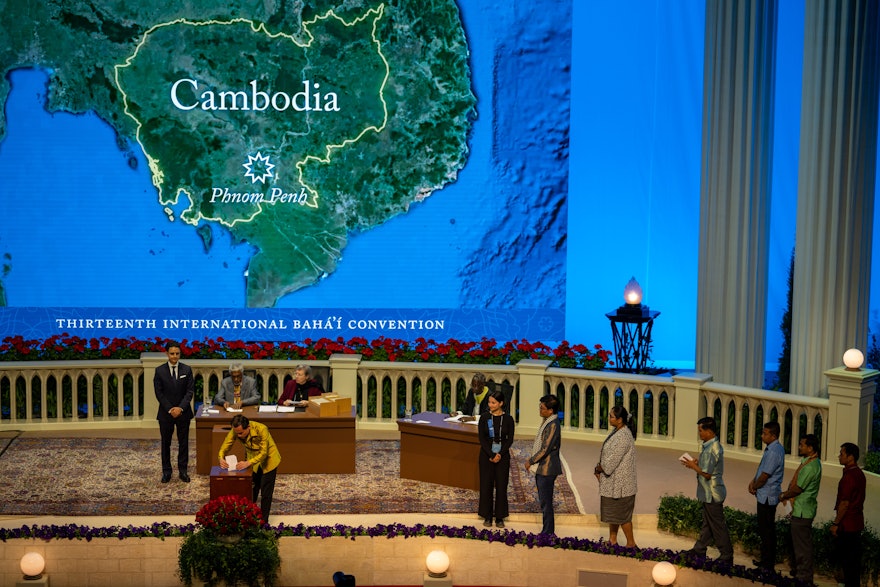 Делегаты из Камбоджи голосуют на выборах Всемирного Дома Справедливости.