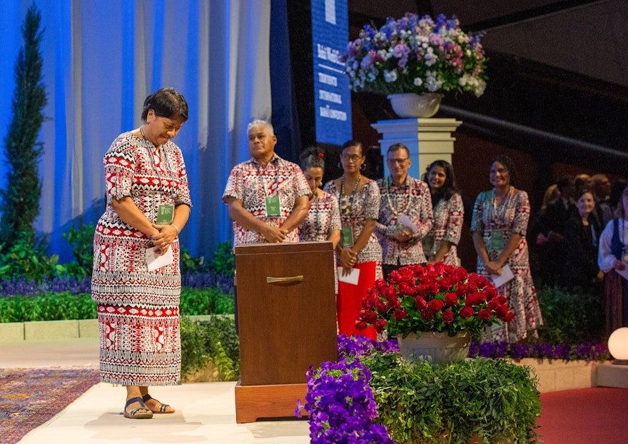 Les délégués des îles Fidji votent pour l’élection de la Maison universelle de justice.