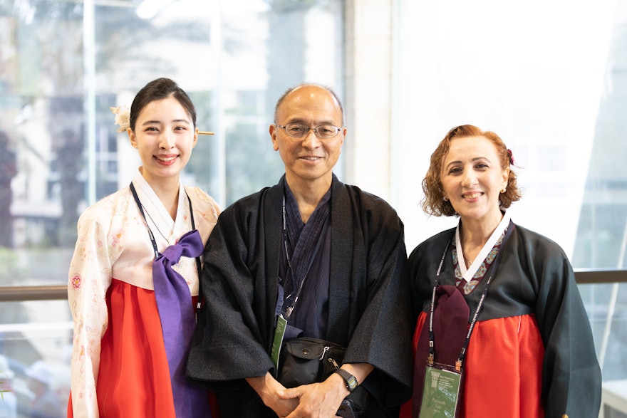 Делегаты из Кореи и Японии в первый день 13 Международного съезда бахаи.