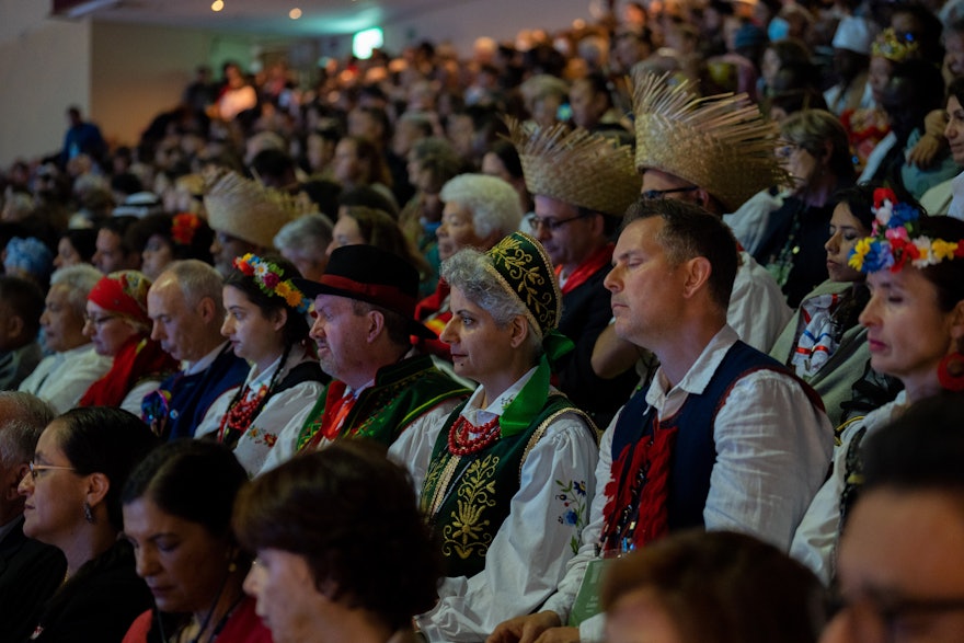 Delegados de Polonia en la sesión inaugural de la XIII Convención Internacional Bahá’í