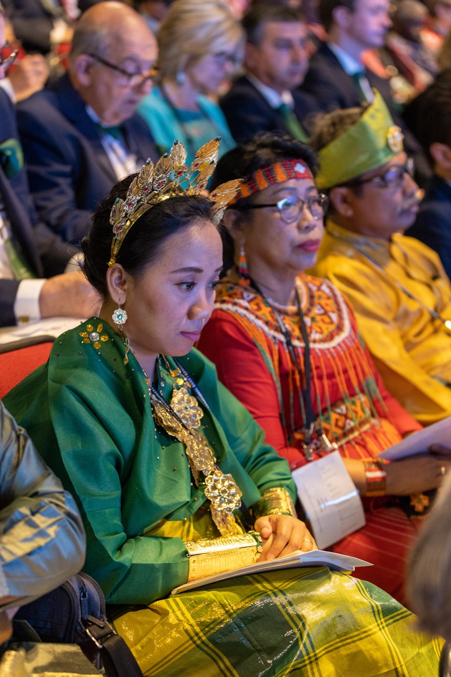 Une déléguée d’Indonésie lors de la séance du matin de la 13e Convention internationale bahá’íe.