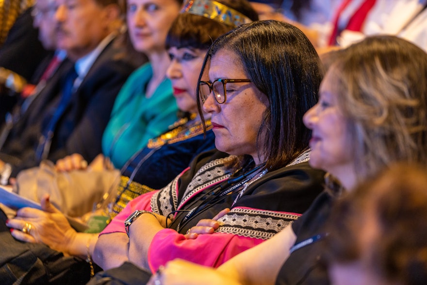 Delegadas de Egipto durante las oraciones al inicio de la sesión inaugural de la XIII Convención Internacional Bahá’í