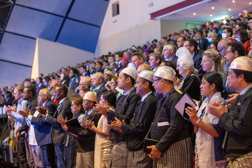 نمیایندگان در حال تشویق در افتتاحیهٔ سیزدهمین کانونشن بین‌المللی بهائی.