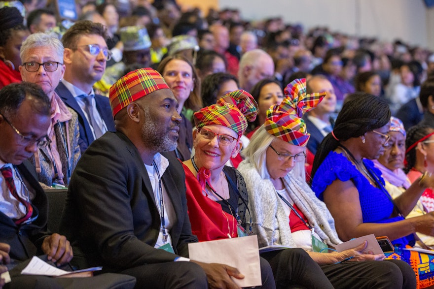Les délégués de Sainte-Lucie écoutent le discours d’ouverture de la 13e Convention internationale bahá’íe.
