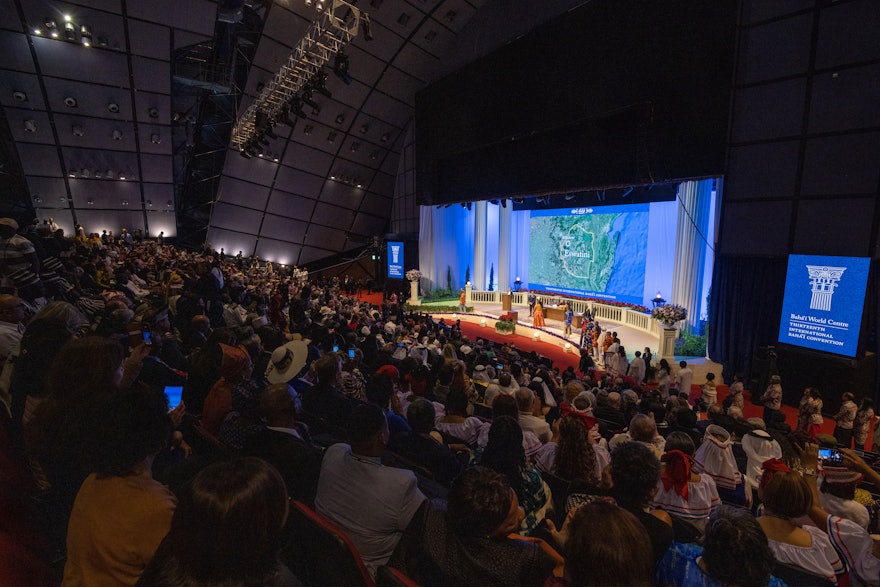 Delegados durante la sesión inaugural de la XIII Convención Internacional Bahá’í