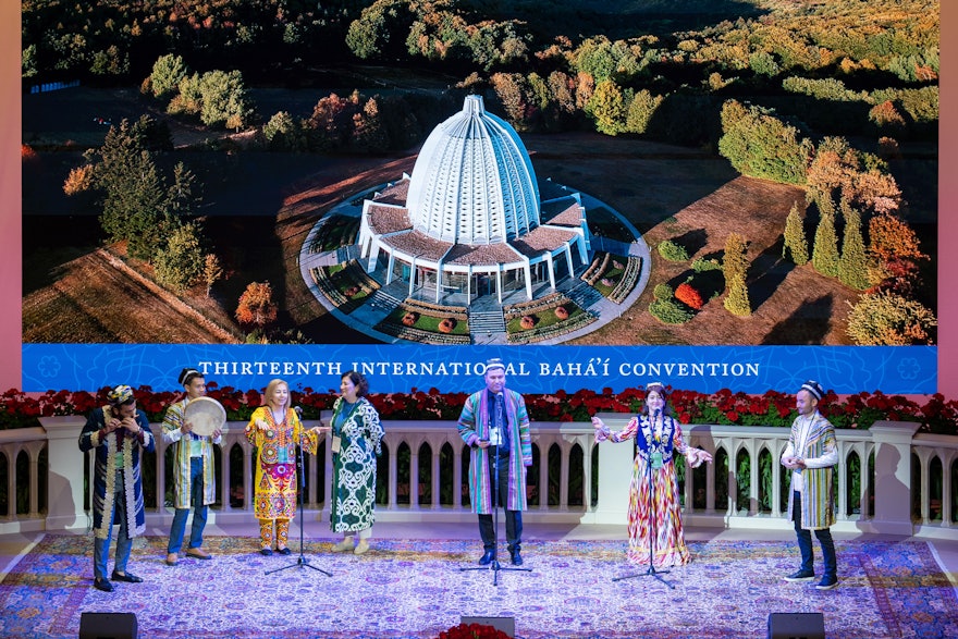Participantes de Tayikistán durante una representación musical en la XIII Convención Internacional Bahá’í