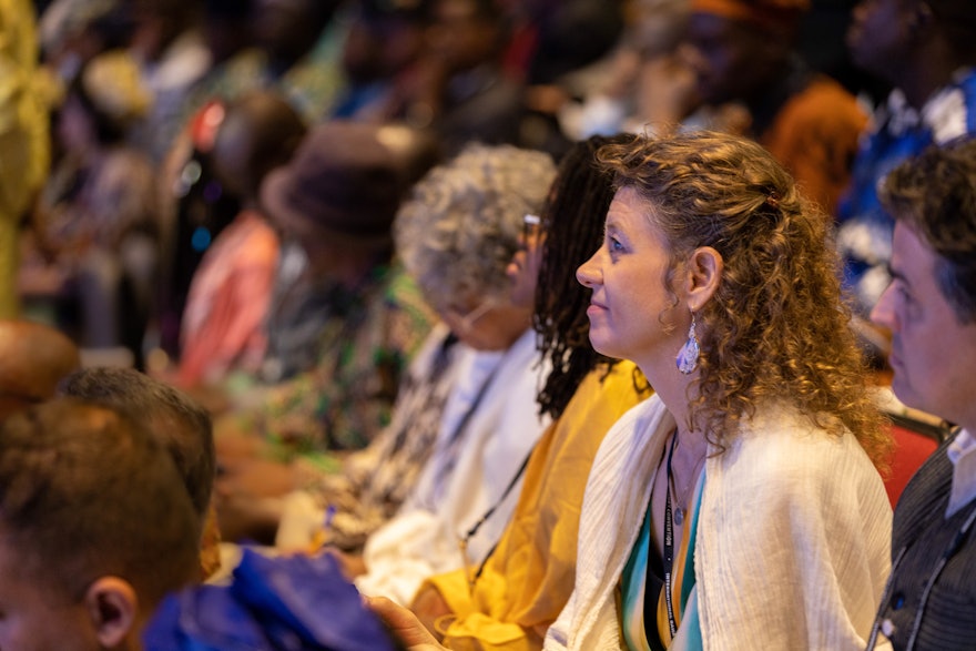 Une déléguée lors d’une session consultative à la 13e Convention internationale bahá’íe.