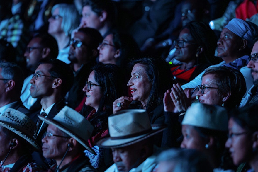 Участники съезда смотрят новый фильм «Широкая перспектива», снятый по заказу Всемирного Дома Справедливости и выпущенный во время 13 Международного съезда бахаи.