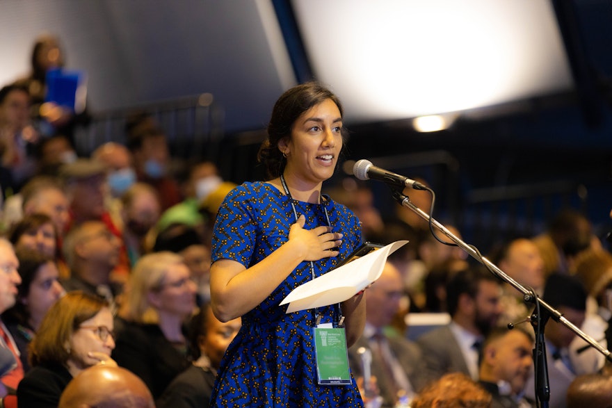 Une représentante de la Belgique s’adresse aux délégués et aux autres participants à la Convention.
