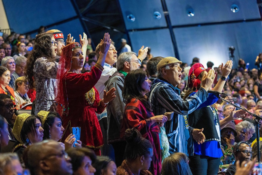 نمایندگان آلاسکا دعای بهائی را به زبان تلینگیت، زبانی بومی منطقهٔ جنوب شرقی آلاسکا همراه با موسیقی اجرا کردند.