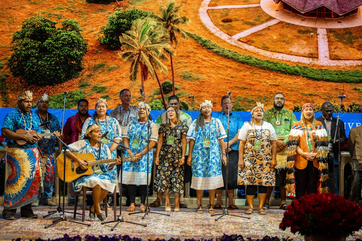 Делегаты из разных стран Австралазии поют песню во время музыкальной антракта на 13 Международном съезде бахаи.