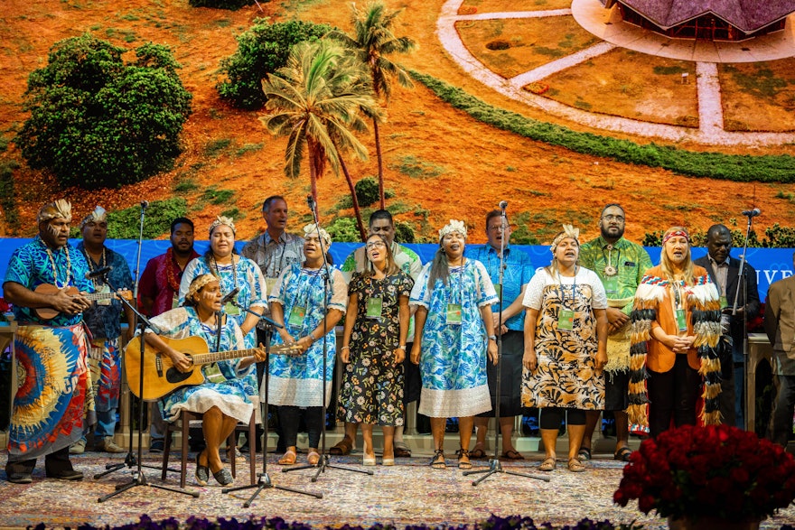 Delegados de distintos países de Australasia interpretan una canción durante un interludio musical de la XIII Convención Internacional Bahá’í