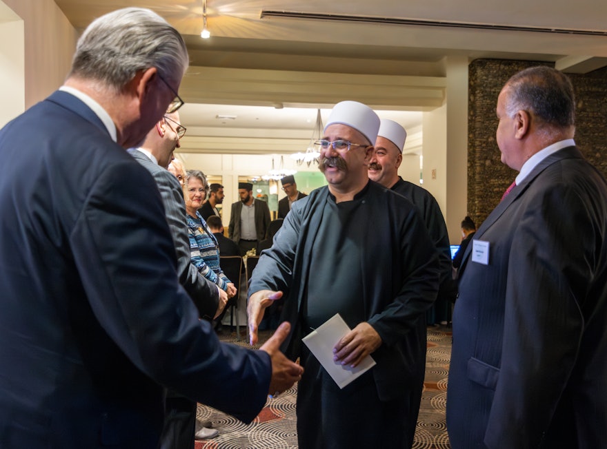 David Freeman (à gauche), représentant de la Communauté internationale bahá’íe, et des responsables de la communauté religieuse druze (au milieu).