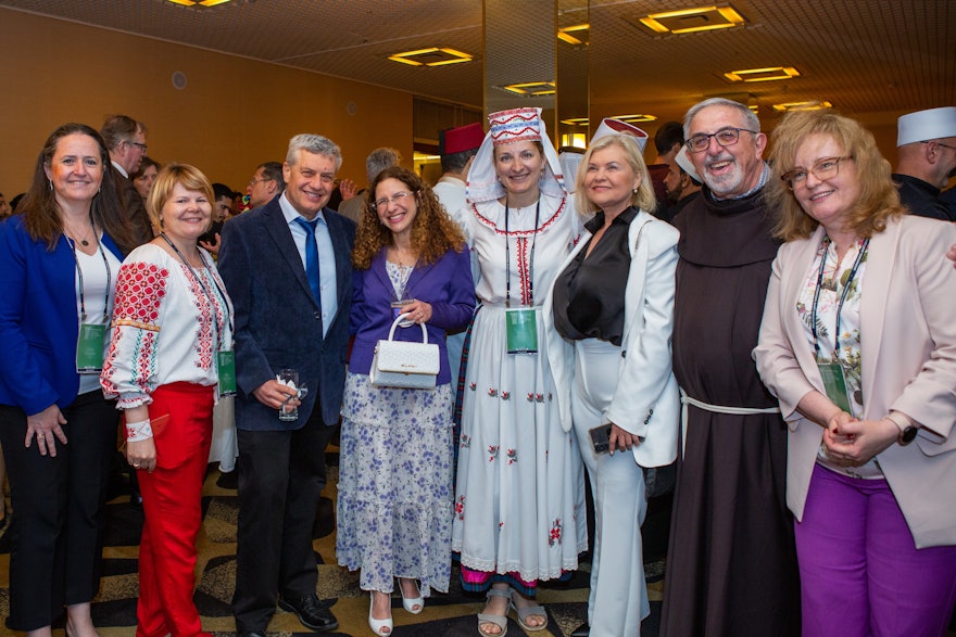 Des délégués bahá’ís des pays d’Europe de l’Est et de la Turquie prennent une photo avec d’autres invités.