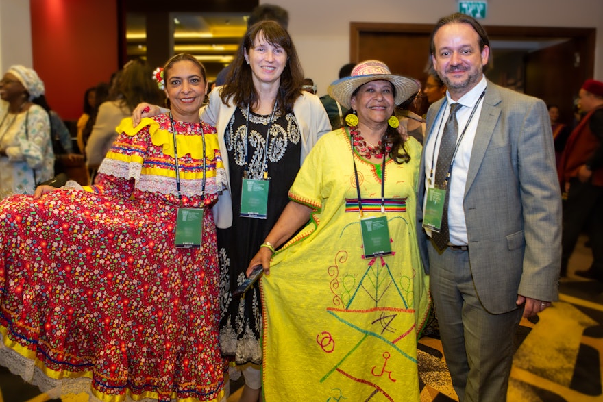 Entre los países representados por los delegados bahá’ís se encontraban (de izquierda a derecha): Colombia, Argentina, Venezuela y Chile