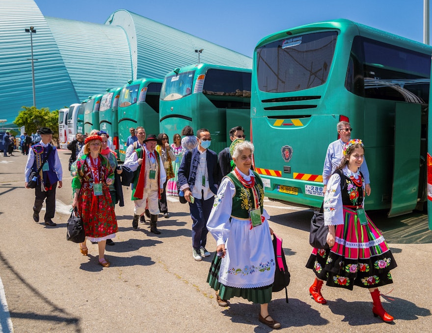 Delegados de Polonia se dirigen a Bahjí para asistir a la celebración del Día Sagrado