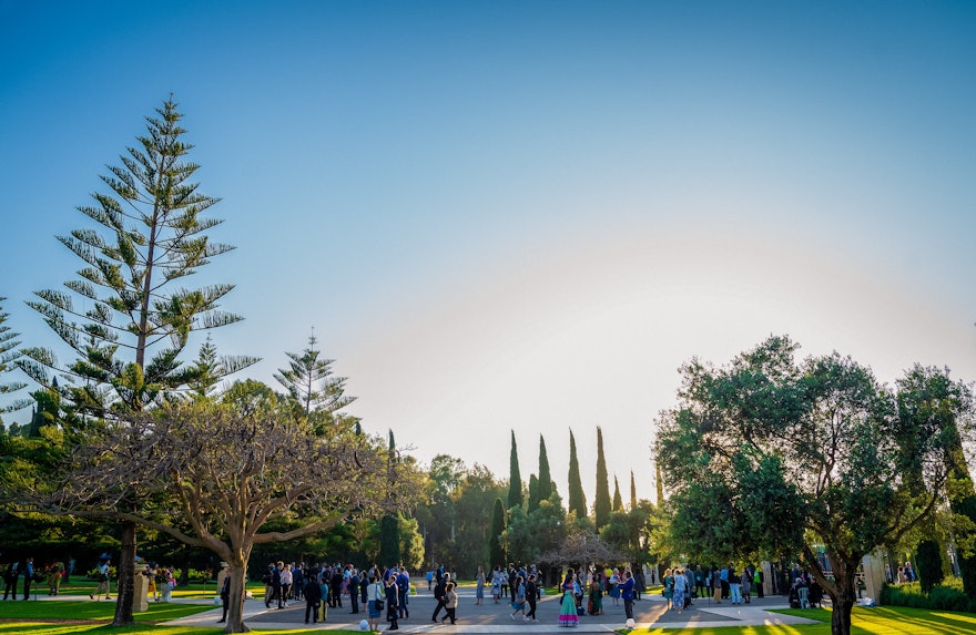 Unos invitados se acercan al Centro de Visitantes de Bahjí antes de las celebraciones del 12º día de Riḍván