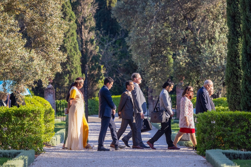Les participants se promènent dans les jardins entourant le sanctuaire de Baháʼu'lláh.