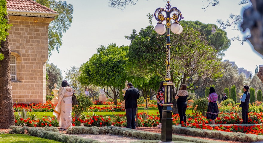 Delegados de la Convención Internacional Bahá’í oran en reverente contemplación en las inmediaciones del Santuario de Baháʼu’lláh