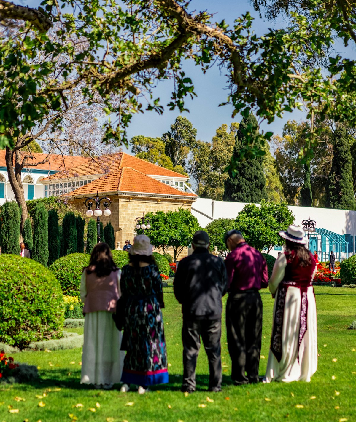 Des délégués prient dans les jardins entourant le tombeau de Bahá’u’lláh.