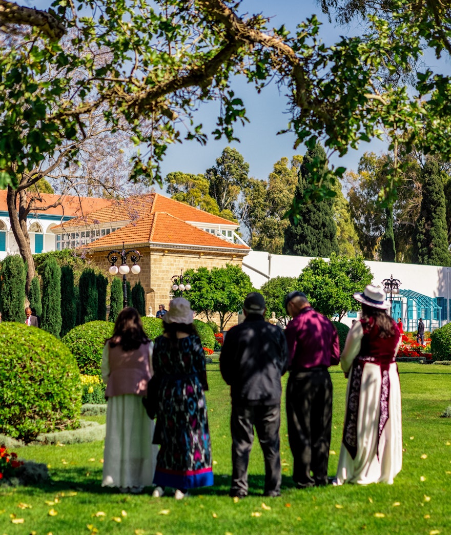 Des délégués prient dans les jardins entourant le tombeau de Bahá’u’lláh.