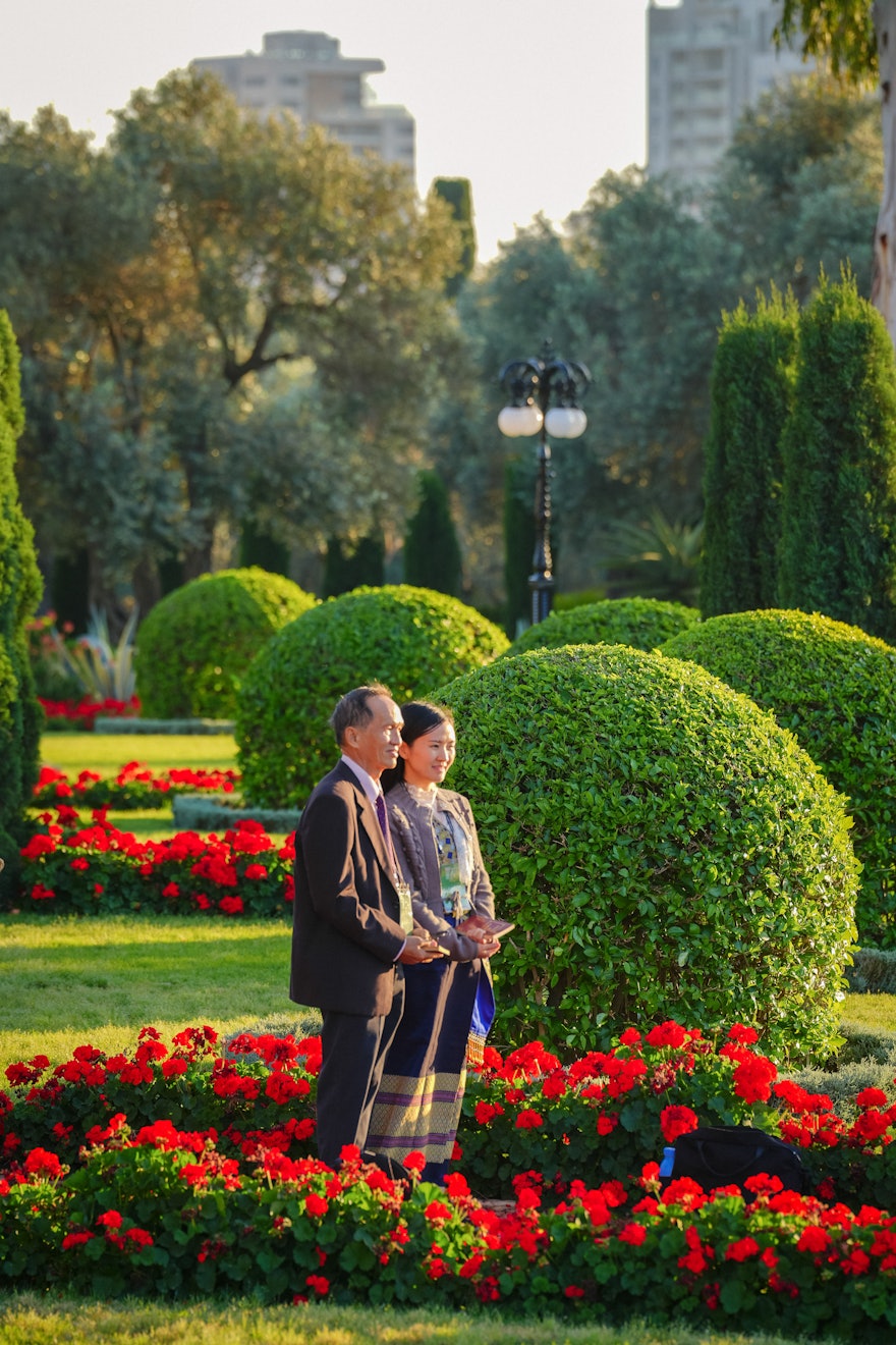 Delegados de Tailandia en los jardines que rodean el Santuario de Baháʼu’lláh