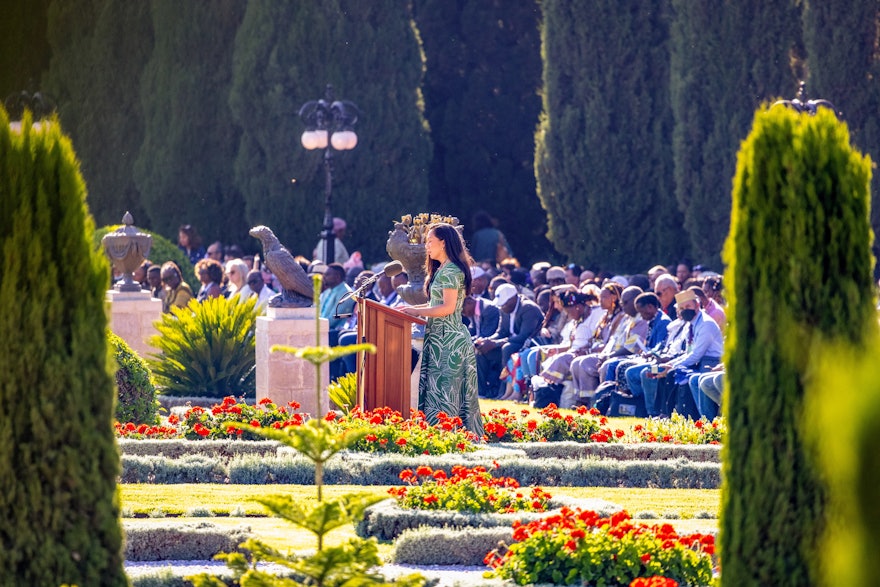 Una delegada de Hawai lee una oración durante el programa de la Festividad de Riḍván celebrada en Bahjí