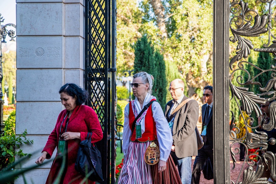 Los representantes inician la circunambulación del Santuario de Baháʼu’lláh durante el duodécimo día de la celebración de Riḍván
