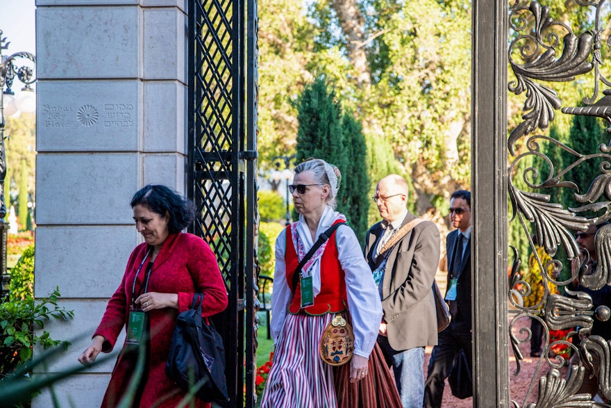 Los representantes inician la circunambulación del Santuario de Baháʼu’lláh durante el duodécimo día de la celebración de Riḍván