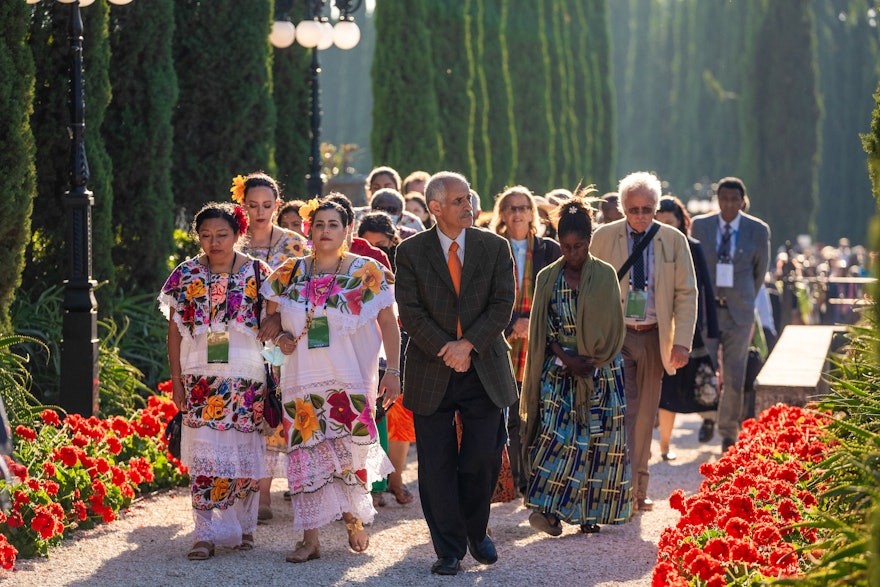 Les représentants des communautés bahá’íes du monde entier effectuent la circumambulation du tombeau de Bahá’u’lláh.